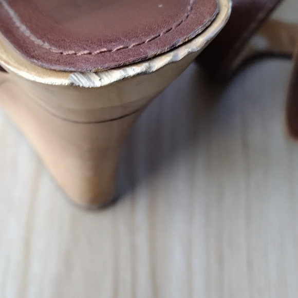 Frye Women’s June T Straps Brown Leather Wooden Wedge Sandals Size 7.5 - Picture 3 of 8